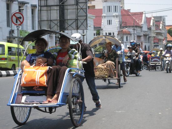 rekord in einer rikscha heute in yogya: 2 erwachsene, 4 kinder.