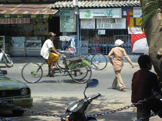 beim gucken aus der abgetoenten scheibe des geldautomaten-haeuschens