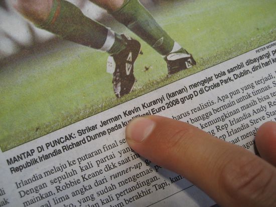 auch auf javanesich kann chris zeitung lesen - fussball, die sprache der welt. den alten kuranyi kennt man sogar hier!