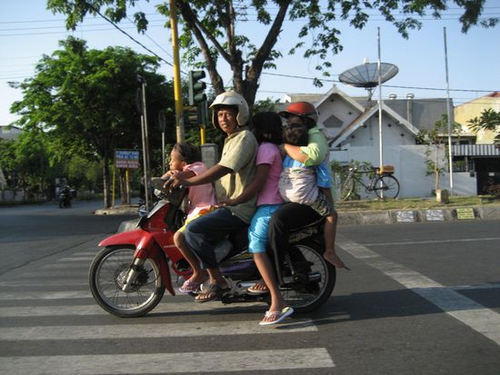 familienausflug. wir werden nie mehr jammern, wenn wir in einem deutschen auto zu dritt hinten sitzen muessen um 100 km nach stuttgart zu fahren...!