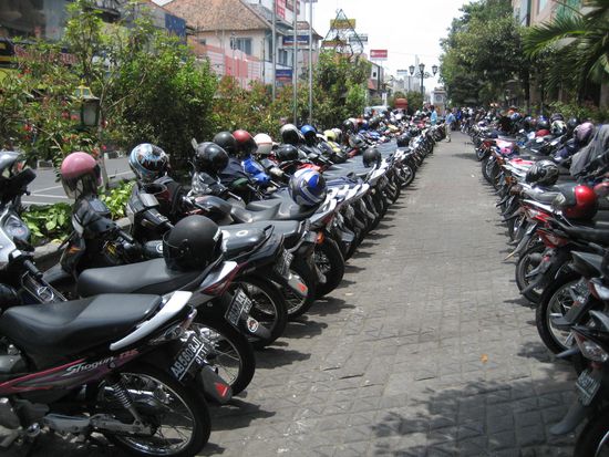 parkplatz vor einer der shoppingmalls