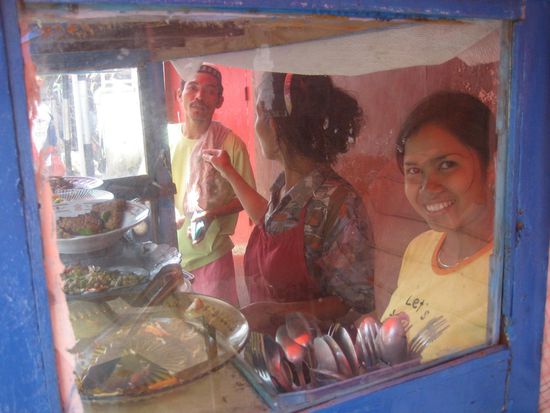 eine der vielen, vielen garkuechen am strassenrand. wir brauchen noch ne weile, bis auch wir dann da mal essen werden... alles liegt stundenlang in der sonne rum, das geschirr wird im eimer auf dem boden ausgespuelt... doch ich bin mir sicher, bis in 2 wochen sind wir soweit