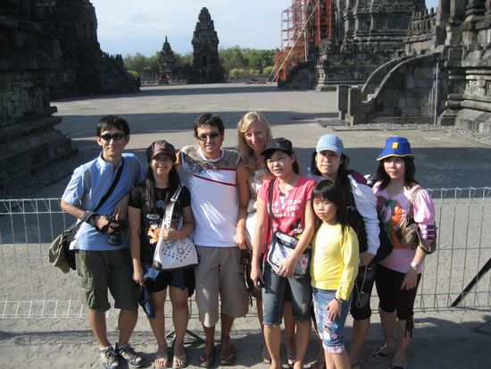 krasse sache: gruppenfoto mit 3 kameras und en ausserirdischen aus dem westen...