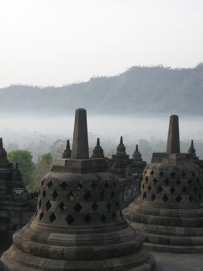 nebel unter borobudur