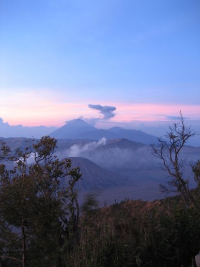 ...und wie der vulkan seinen rauch ausstiess...