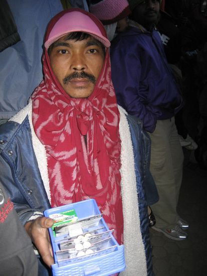 batteries! batteries! man konnte fuer 10 cent jacken mieten, muetzen kaufen, kleine bumengebinde, die man spaeter dem vulkan opfern konnte, und viele dinge mehr, die man morgens um 5 uhr am allerwenigsten braucht...