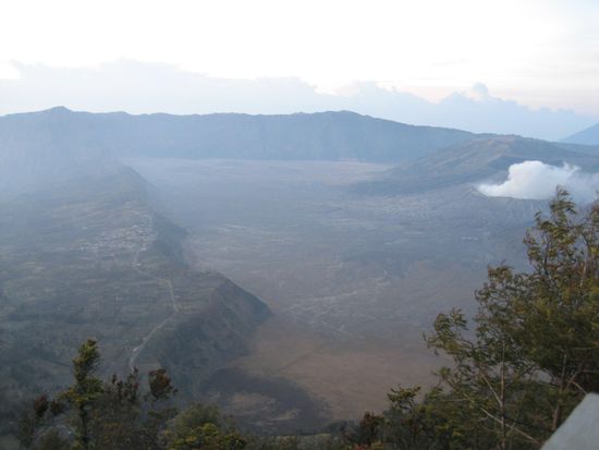 blick ins tal, wo man laut geologe chris noch den ehemaligen riesenkraterrand links im bild sieht.