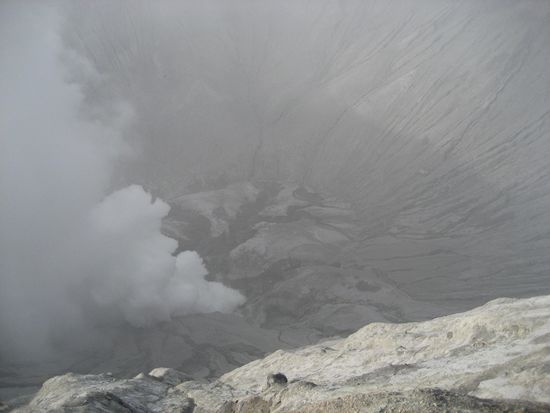 und blick hinein, wo der sulphur blubberte. es stank ganz furchtbar nach faulen eiern, doch das machte das ganze nur noch authentischer