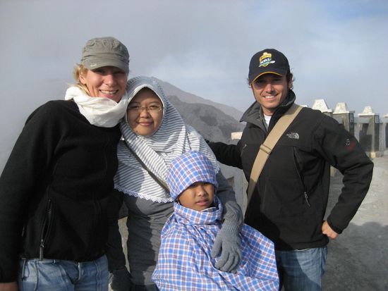 und wieder: "please picture with you?!" klar. es ist DER touristische ort auf java und immer noch sind westliche touristen eine sensation?... es gab hier doch recht viele westliche touristen. eigentlich.