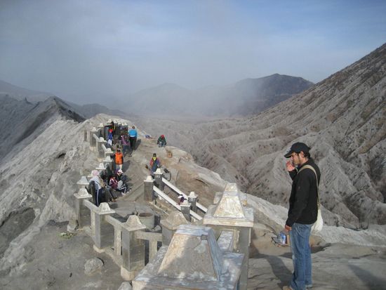 am kraterrand entlang