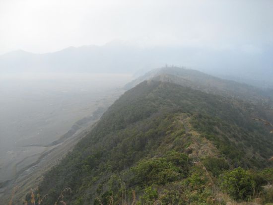 blick zurueck auf den bergkamm, ueber den wir gekommen sind. alles verschwand langsam im nebel.