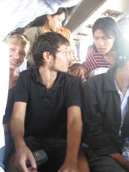 dieses bild sagt alles... vor allem chris gedanken, als er endlich sass und die frau rechts nochmal raus wollte: "das ist jetzt wohl nicht dein ernst oder?!"