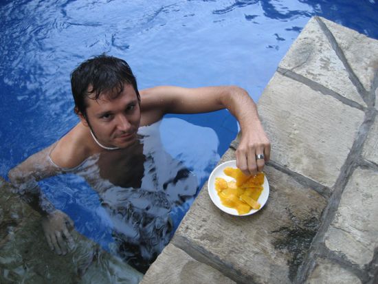 chris meinte, ich solle ruhig mal dieses bild ins internet stellen, worauf er mal mit einer gesunden mango zu sehen ist statt immer nur mit bier. damit sich die muttis keine sorgen mehr machen muessen