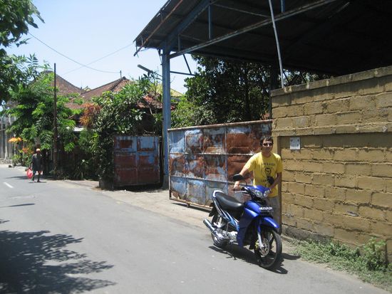 wir ernteten mehrere lacher... im hintergrund sieht man einen alten mann laufen, der uns erst unheimlich war ("watch your belongings..."), doch der dann mit einer einfachen handbewegung zum benzin-kiosk zeigte. ohne den alten waeren wir glatt dran vorbei gegangen.
