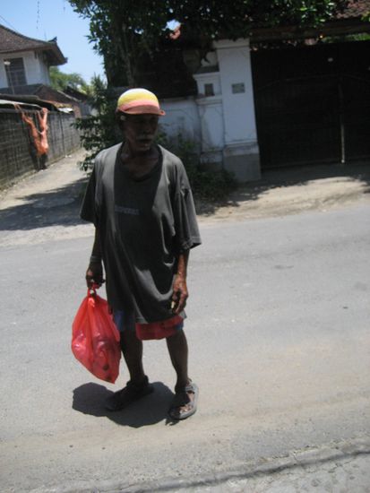 ...zum dank gab ihm chris 1000 rupien (rund 80 cent), die der alte mir dann stolz zeigte und schnell wegsteckte...