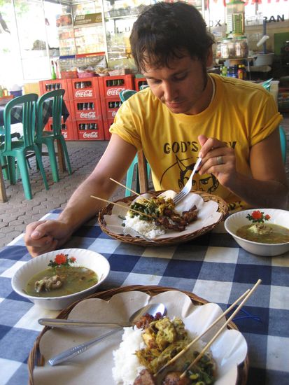 nasi campur - imemr wieder anders, immer wieder lecker. uebersetzt: reis mit vielen balinesichen kleinigkeiten. kostet im warung um die 1,20 EUR.