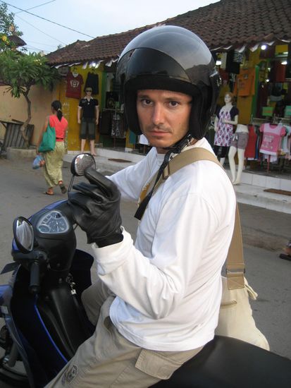 ach ja, wenn wir schon beim surfen nicht mithalten koennen dann wenigstens beim mofa-fahren: das macht man naemlich auf bali mit handschuhen, da sonst der griff in der schweissgebadeten hand nicht abrutscht. und man faehrt (spaetestens am 2. tag...) mit langen klamotten bei 35 grad, da einen die sonne sonst erbarmungslos verkokelt...