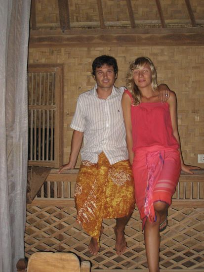 ach ja, hier unsere neuen universal-klamotten aus sarong, gewickelt in hindu-technik. da kann bei der hitze keine hightech-shorts mithalten!