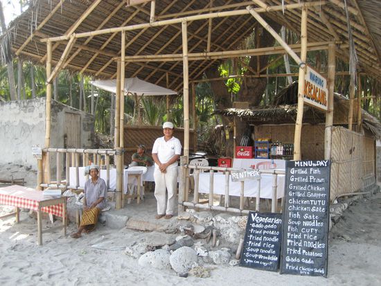 wir assen hier lecker nasi und mie goreng, an "unserem" warung, da uns ihr mann direkt hierher gefuehrt hat, nachdem er den eintritt kassiert hatte.
wir hoerten leute, die dies als abzocke auffassten, doch man kann sich doch ueber 20 cent eintritt nicht aufregen!