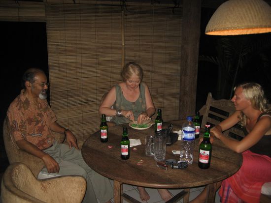 mit carlyle und anne, die indonesiche suessigkeiten mitbrachte. sie lebten auch 10 jahre in jakarta, doch mit bediensteten und eigenem fahrer haben sie kein wort indonsisch gelernt, weshalb sie auf bali nicht zugeben, dass sie auf java gelebt haben 
wie die beiden sagten: an einem platz wie diesem, ohne strand und sonstiges, trifft man nur interessante menschen!