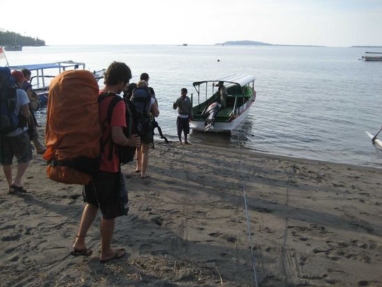 wir trauten unseren augen kaum als wir am ende dann auf dieses fischerboot geladen wurden... hinten sieht man die insel und wir dachten die anreise nimmt kein ende mehr.
