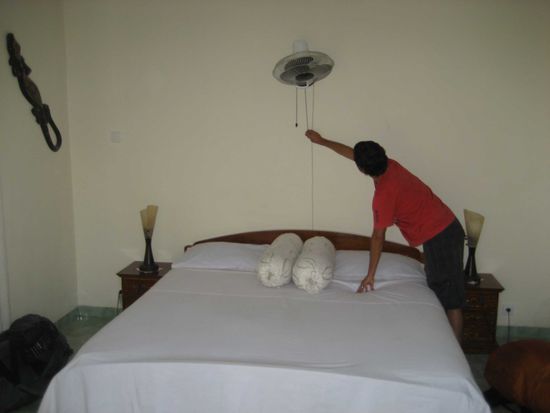 1. check: packt das der kleine ventilator?! er packte es doch dank taeglichem und oft naechtlichem stromausfall haetten wir uns den check schenken koennen.