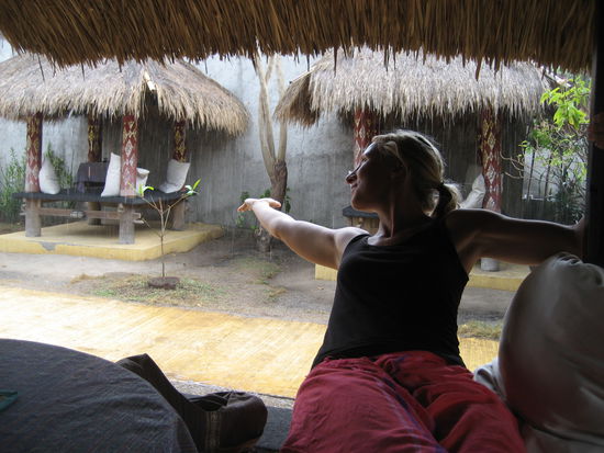 mittagspause waehrend einem regenschauer, wo es wie aus eimern in 10 minuten kurz schuettete. und zwar jeden tag von rund 12.30 bis 14.30 - obwohl die regenzeit eigentlich erst im dezember beginnt.