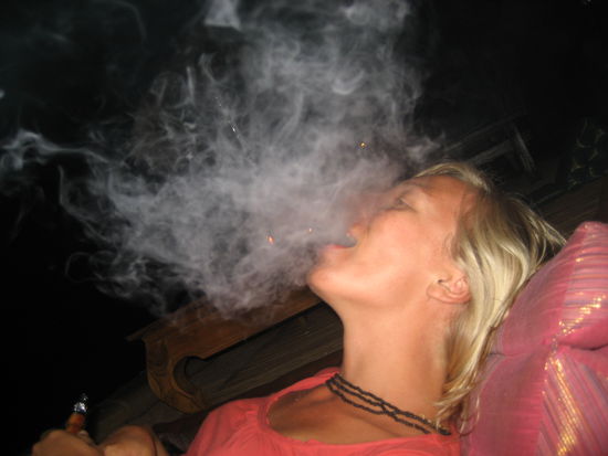 die gute alte wasserpfeife mit apfel-geschmack! herrlich - auch ohne magic mushrooms...!