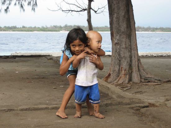 zwei der kleinen dreckspatzen auf trawangan