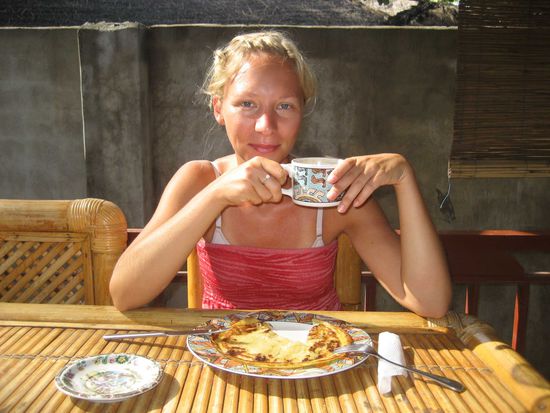 und das ist seit indonesien mehr oder weniger unser fruehstueck: pankakes mit ananas oder banane, mal fettig, mal mit leichtem zwiebelaroma, mal wunderbar. langsam waere der toast aus suedamerika mal wieder gut oder das ewige muesli aus australien. nach rund 20 pankakes reichts sogar mir!