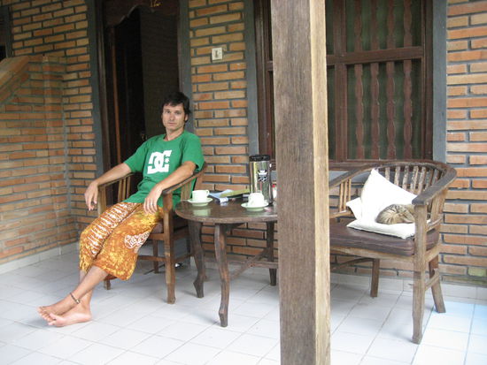 chris und katze warten aufs fruehstueck