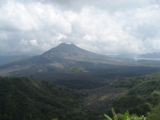der vulkan, der anscheinend innen voll roter lava ist, was uns die "guides" weismachen wollten...