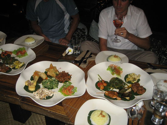 essen zusammen mit team holland und jannik, unserem nachbar aus frankreich, der sich nach seinen drei arak zwei blumen hinters ohr steckte und floetete: "happy people, happy places"...!