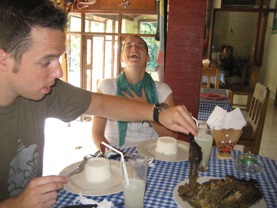 essen der "smoked duck", einer balinesischen spezialitaet. entpuppte sich als ganze ente (mit schnabel und innerein), was manja veranlasste fast nix zu essen und mich, ein anderes essen zu bestellen...