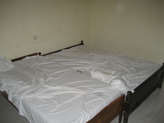 ...das hier das stilvoll eingerichtete zimmer im ganzen (man beachte die dekoration)...