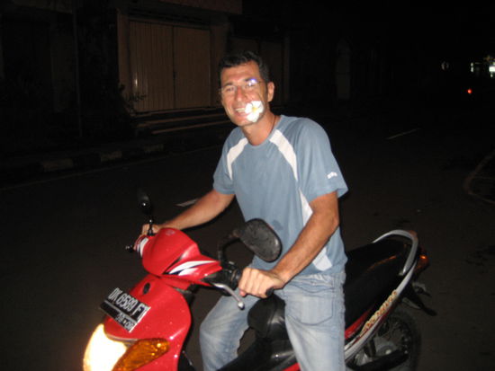 franzosen koennen mit genuegend arak ganz schoen lustig sein  (er schob sein mofa, was auch besser so war)