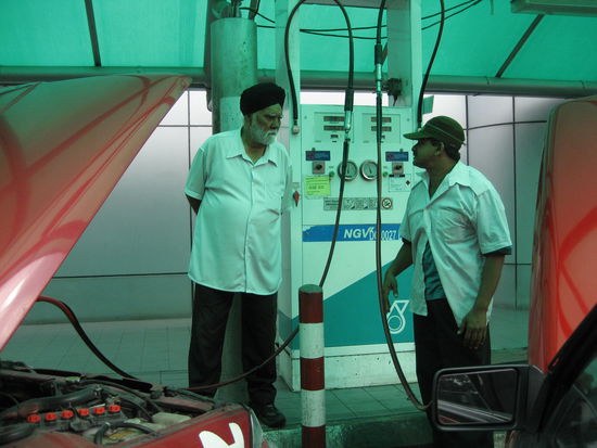 unser taxifahrer (rechts) musste noch "schnell" mit uns zur scheinbar einzigen gastankstelle in KL, da alle taxis hier mit gas fahren...