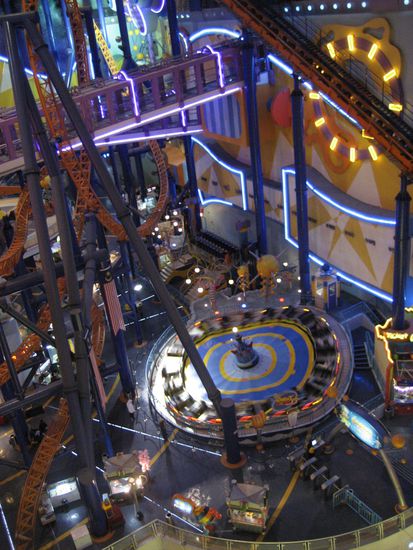 ja, auch so koennte breuningerland stuttgart aussehen... ganz unten ist der uebergang zum "normalen" shoppingzentrum, wenn man diesen gigantismus an shopping in KL noch als normal bezeichnen kann...