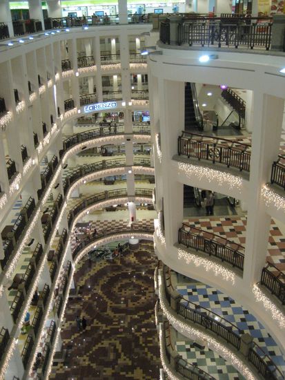 ...50 meter weiter rechts im gleichen gebauede. und wie man sieht: NIX los.