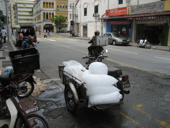 strasse nach chinatown. fragwuerdig, ob dieses eis so steril ist?...