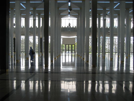 wunderbare halle vor dem eigentlichen saal, die ebenfals fuer die betenden genutzt wird, wenn der hauptsaal voll ist. so beten hier freitags bis zu 15.000 menschen, schulter an schulter kniend... unser pfarrer alender haette seine wahre freude!