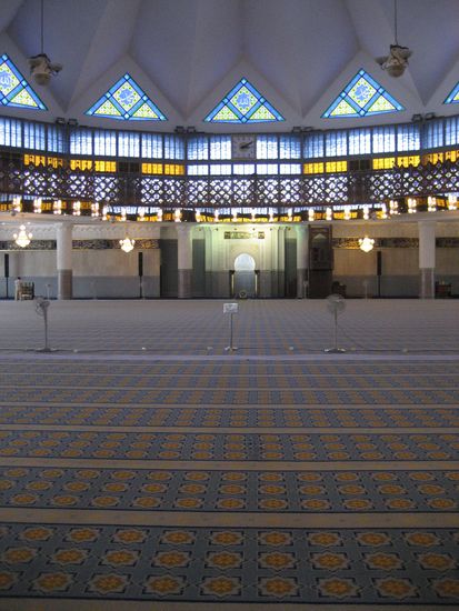 der hauptsaal, vorne beten die maenner, hinten die frauen (erwaehne ich natuerlich nur der vollstaendigkeit halber