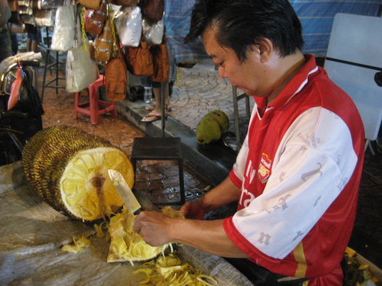 abends in chinatown beim zerstueckeln einer durian