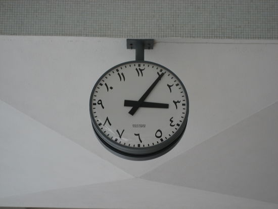 selbst die uhren sind hier arabisch