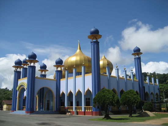 da wir in jerantut 2,5 stunden aufenhalt hatten (soviel zum thema direktbus) konnten wir die schoene moschee fotografieren