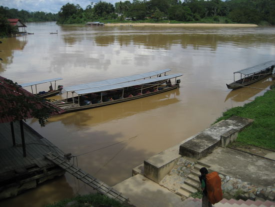 und dann gings endlich los, naemlich mit diesen langbooten...