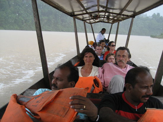 andere im boot denkten sich mit den schwimmwesten zu