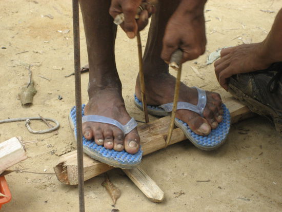 mit geduld qualmt es ploetzlich und klar: heute wird ein feuerzeug benutzt. war trotzdem eine nette demonstration