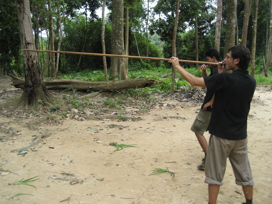 und chris haette fast auf anhieb die gummipuppe getroffen