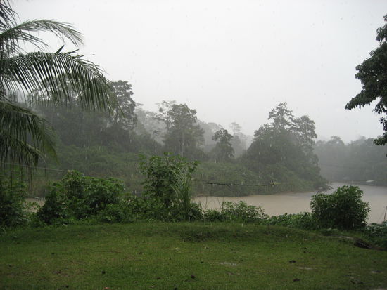 den rest des tages schuettete es, was uns gelegen kam, da wir ja eh ausruhen mussten...!